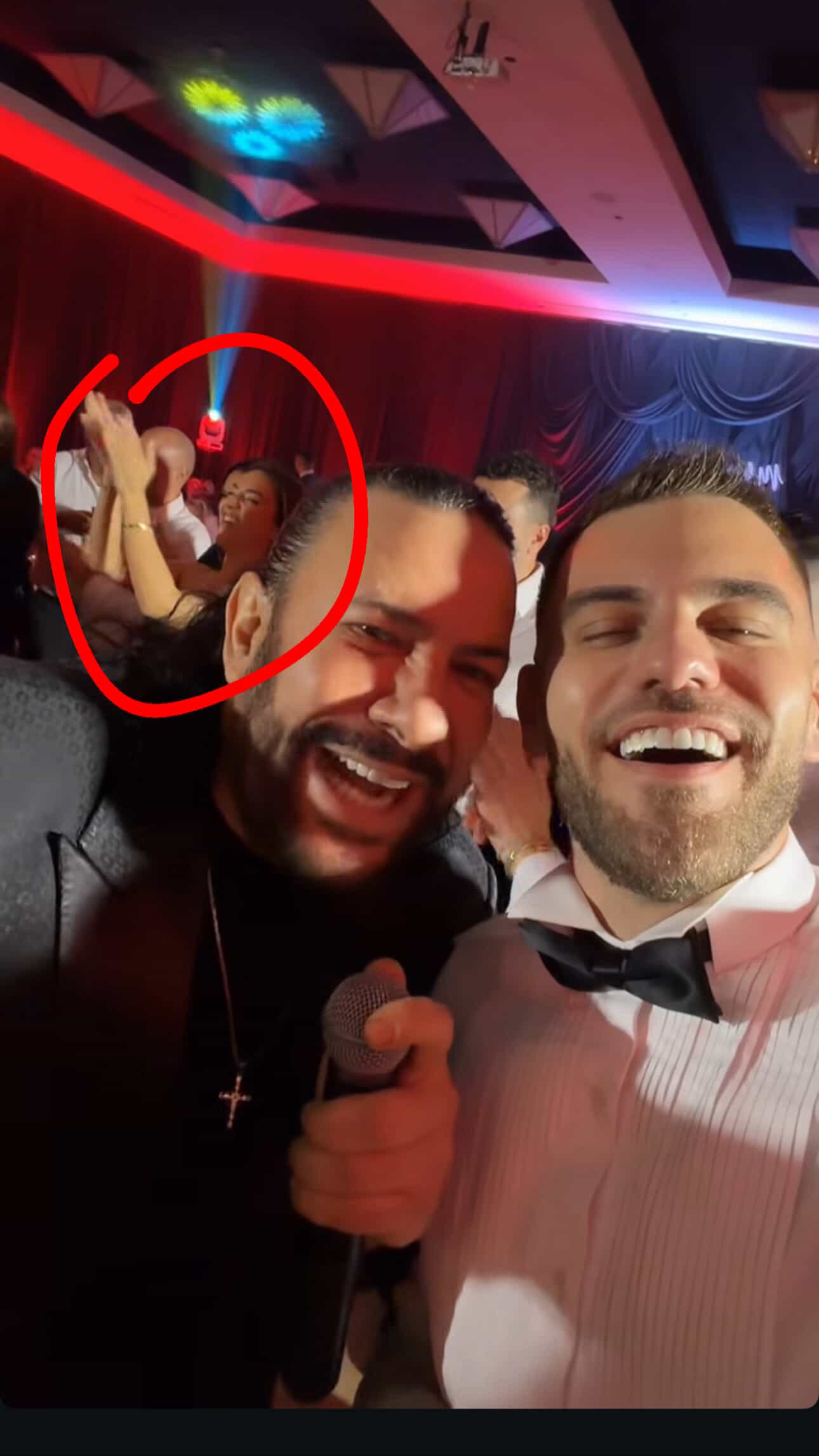 Të qeshur e të gëzuar  Erik Fullani dhe Sara Hoxha shihen bashkë në një festë private  Video 